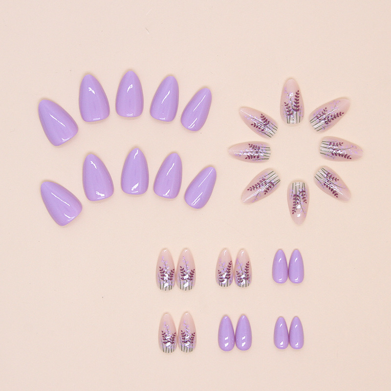 Ongles à porter en fleur violette