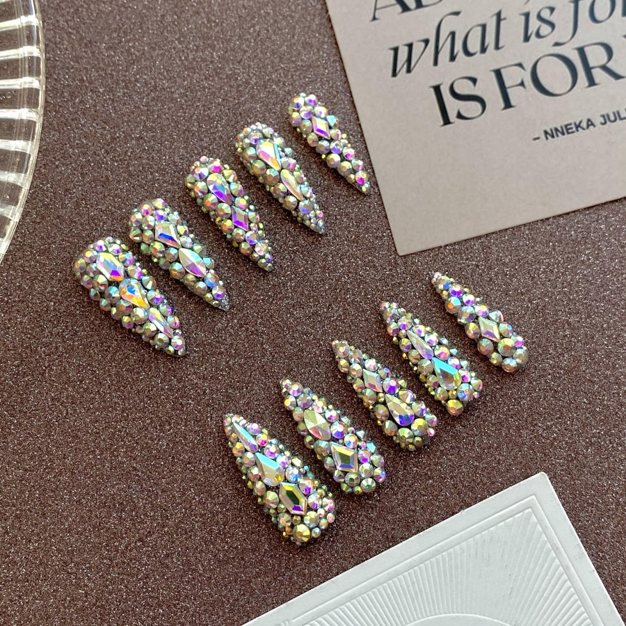 Bunte Nagelaufkleber mit Diamanten