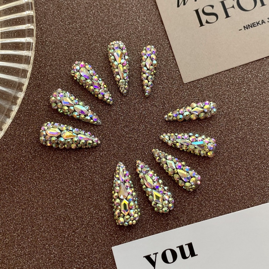 Bunte Nagelaufkleber mit Diamanten