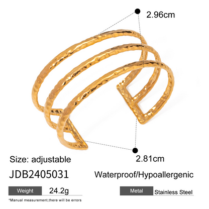 Dreilagiges Armband aus Edelstahl mit offenem Ende und gehämmertem Muster