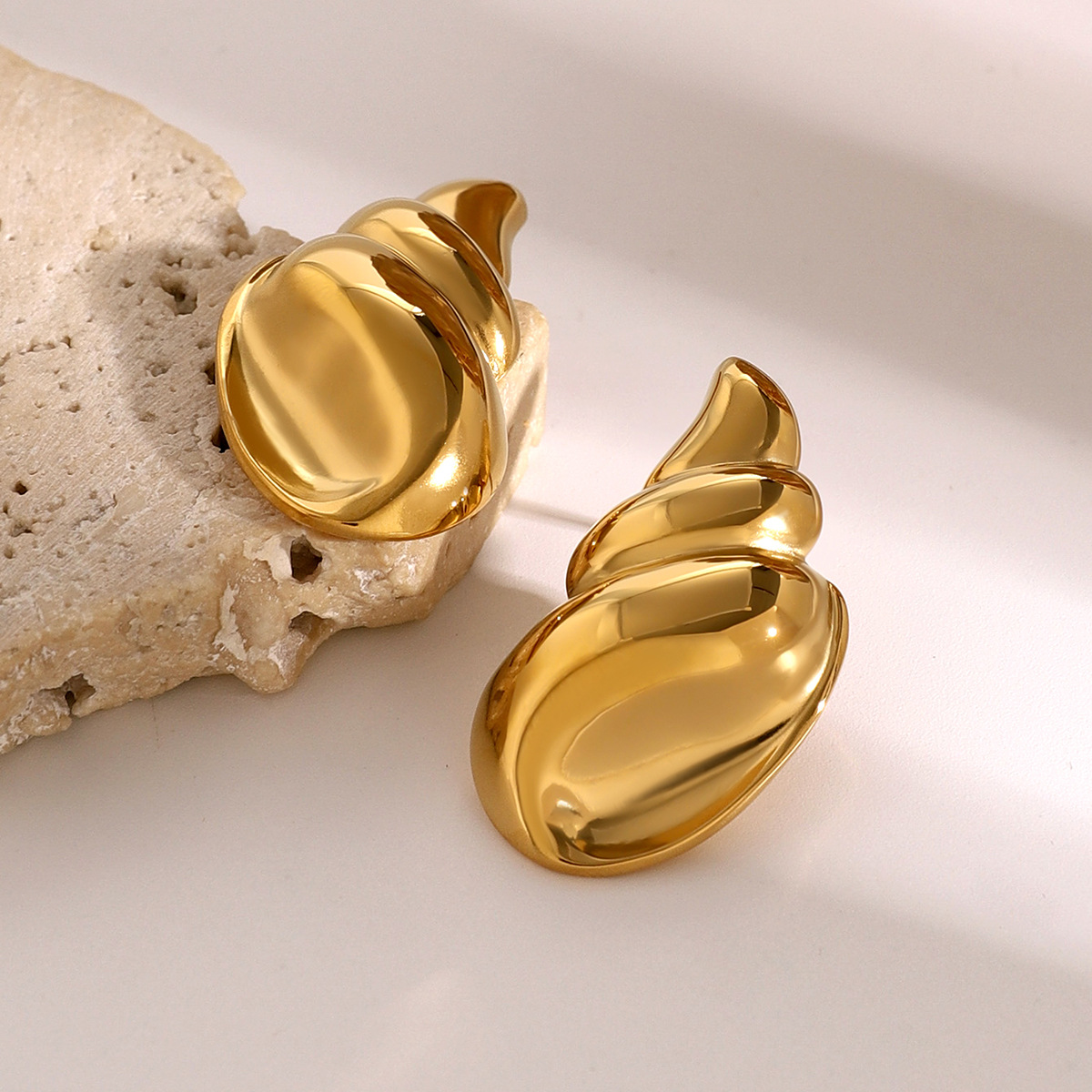 Boucles d'oreilles conques brillantes en trois dimensions