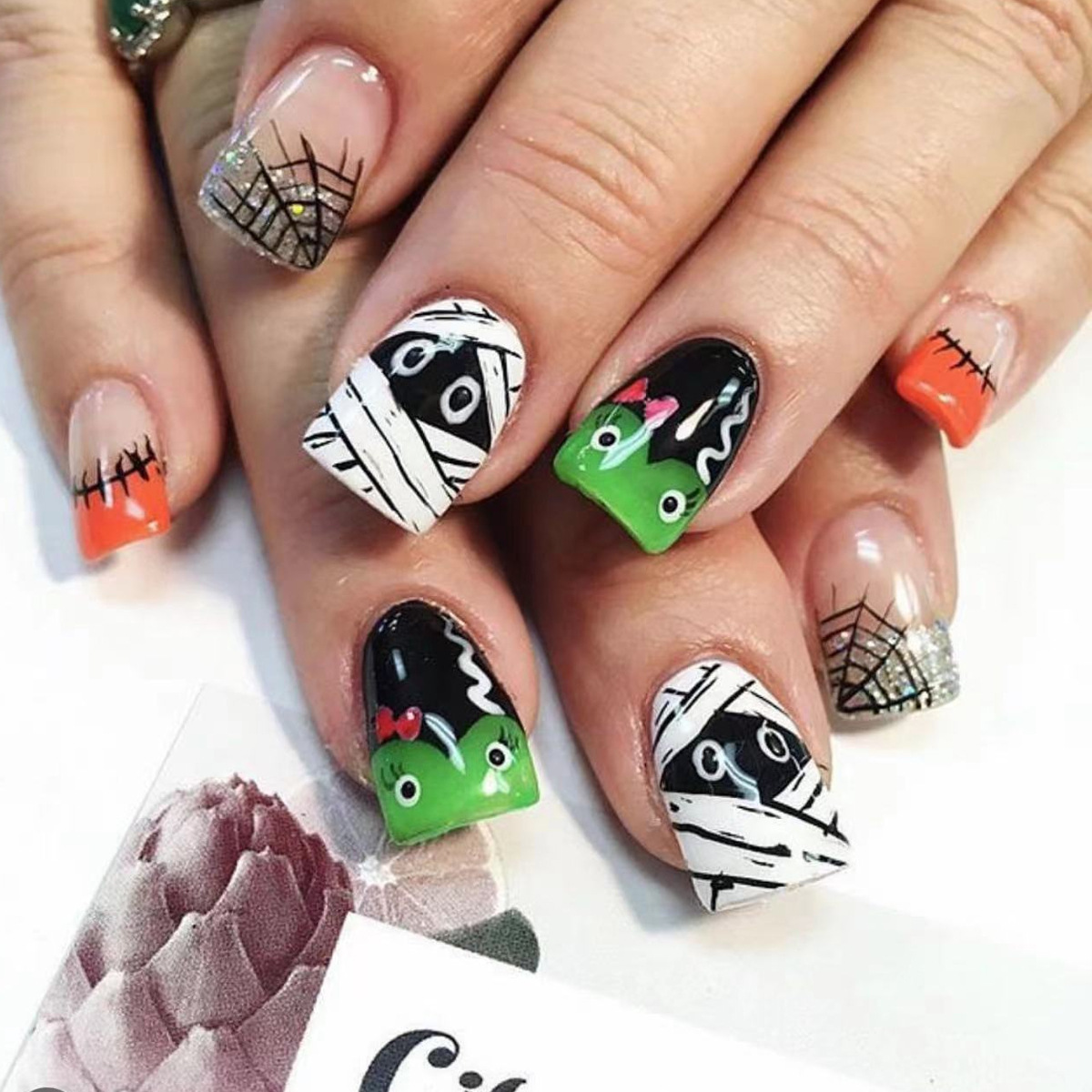 Ongles autocollants pailletés à motif momie d'Halloween