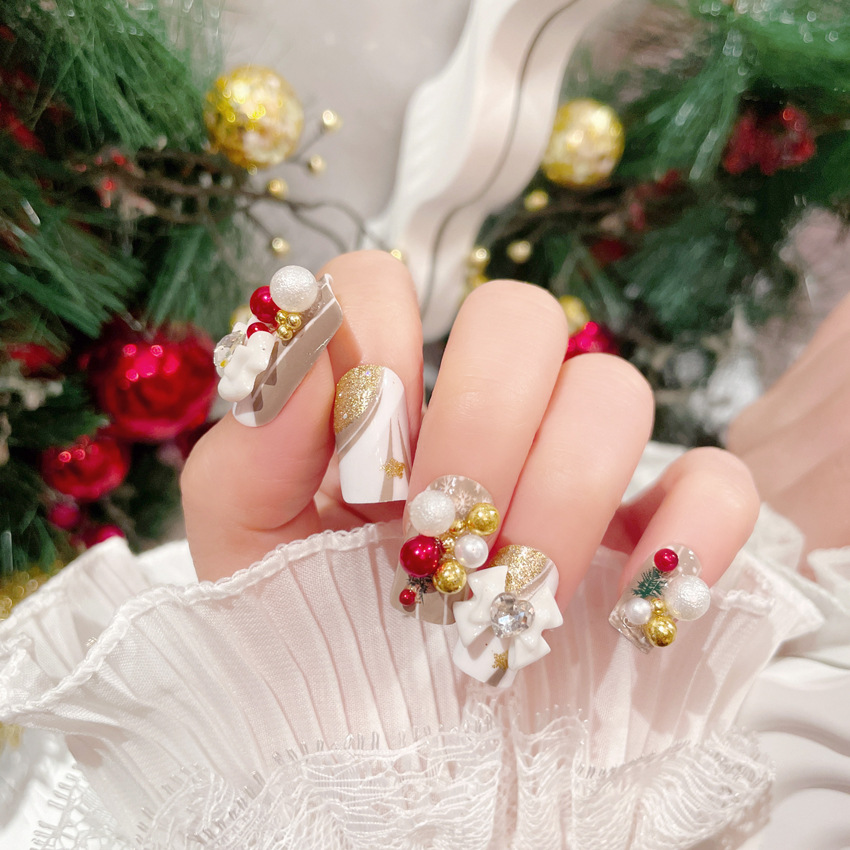 Ongles à coller avec des boules en forme de nœuds de Noël