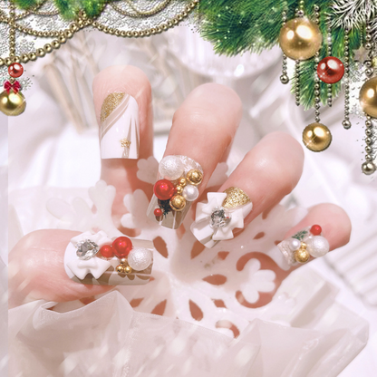 Ongles à coller avec des boules en forme de nœuds de Noël