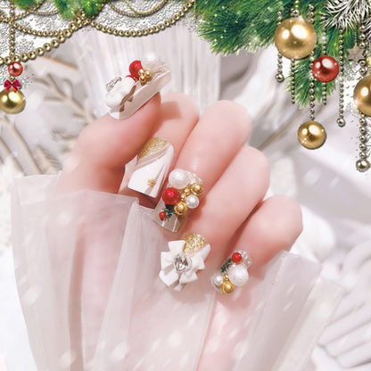 Ongles à coller avec des boules en forme de nœuds de Noël