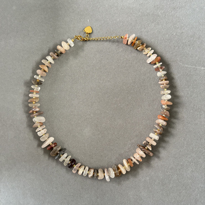 Collier de perles en pierre naturelle irrégulière