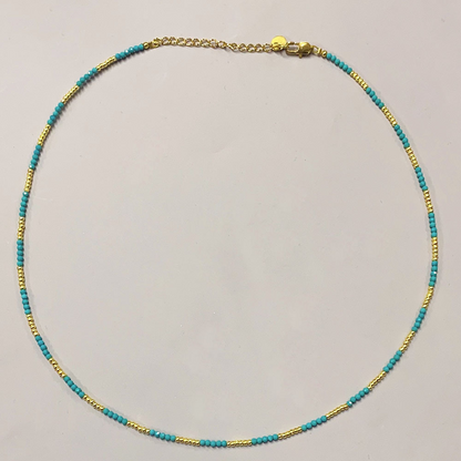 Collier de perles en tube de pierre naturelle colorée