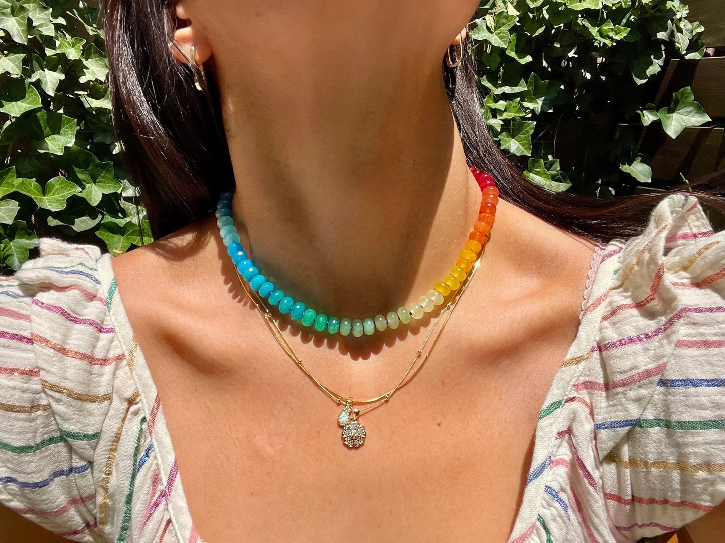 Collier en pierre naturelle arc-en-ciel avec chaîne de clavicule