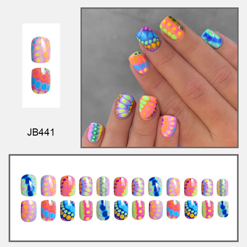 Ongles à coller avec des points colorés