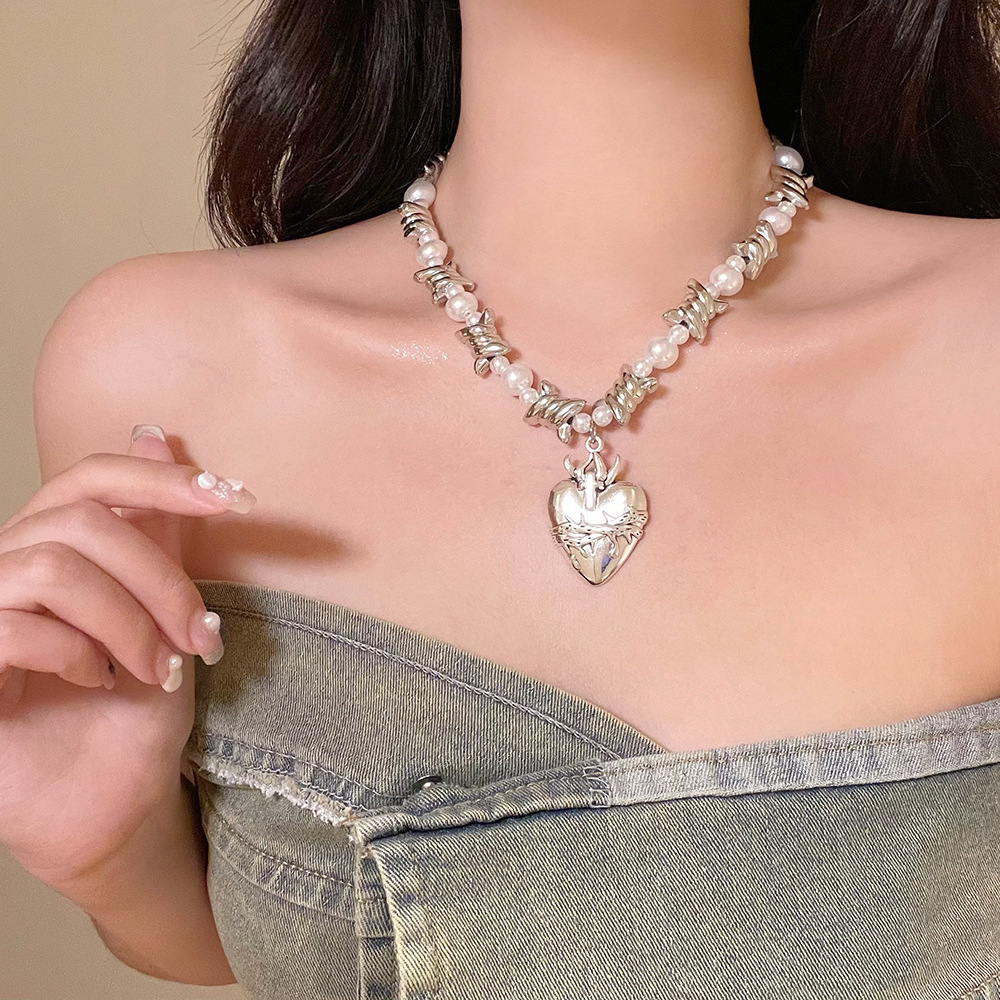 Heart-Shaped Thorn Pearl Necklace