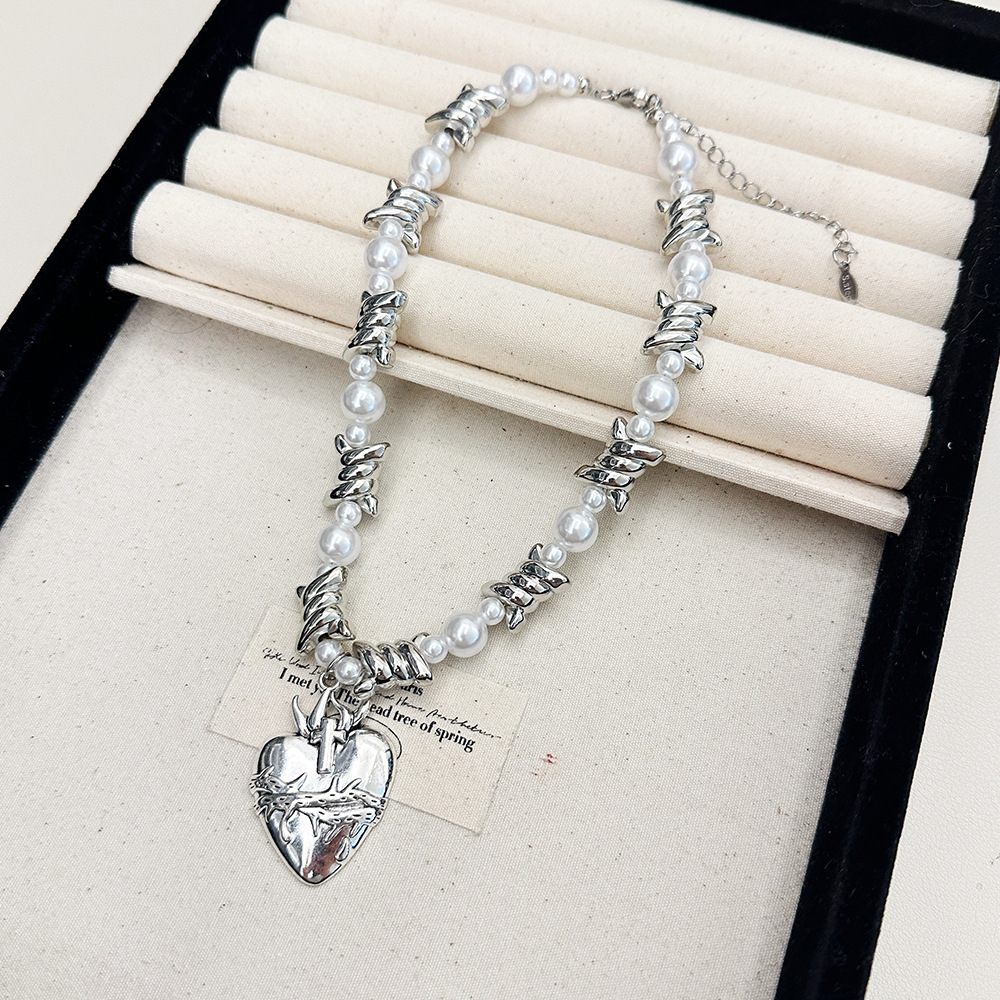 Heart-Shaped Thorn Pearl Necklace