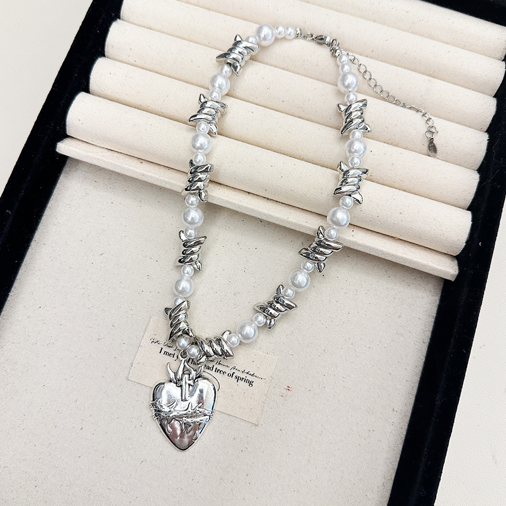 Heart-Shaped Thorn Pearl Necklace