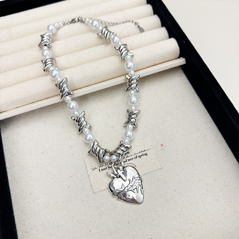 Heart-Shaped Thorn Pearl Necklace