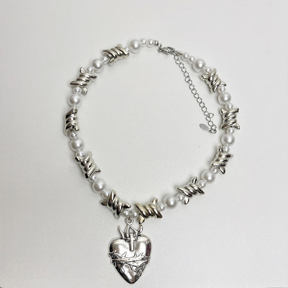 Heart-Shaped Thorn Pearl Necklace