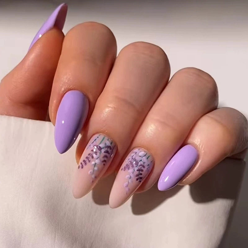 Ongles à porter en fleur violette